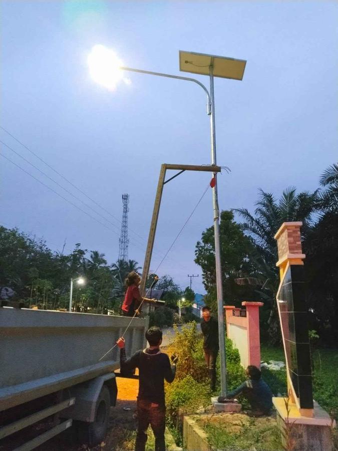 Pemasangan lampu PJU solar cell Samarinda Kutai Timur dengan panel surya pada tiang PJU