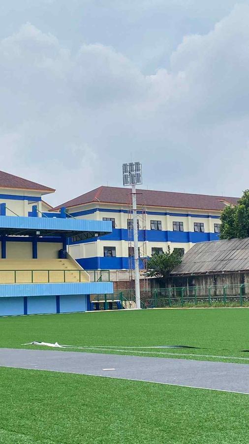 Foto proyek lampu sorot SFM1000 1000 watt di area lapangan Stadion Mahakam Depok