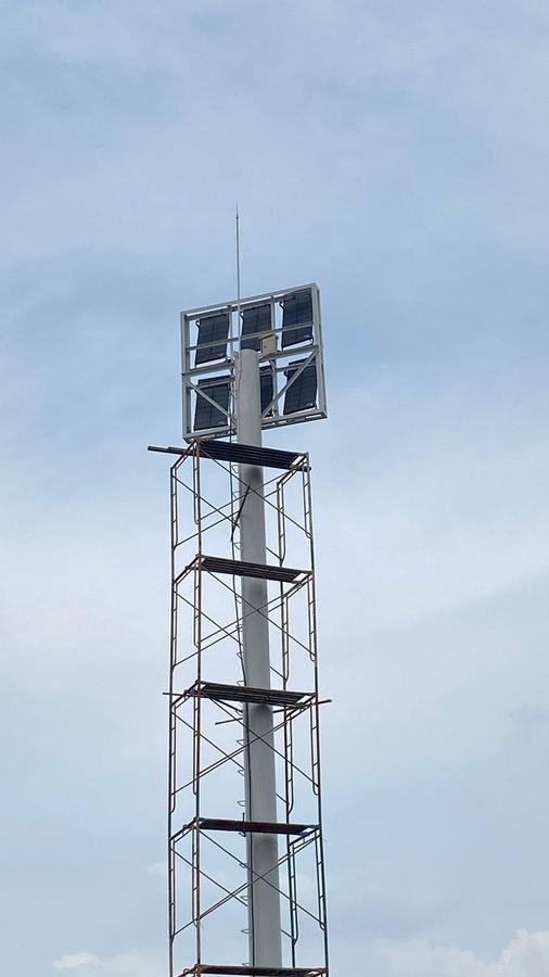 Detail instalasi lampu sorot LED SFM1000 pada proyek Stadion Mahakam Depok