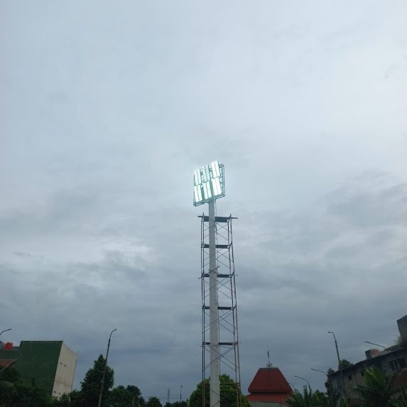 Lampu sorot SFM1000 menyala pada tiang tinggi proyek Stadion Mahakam Depok